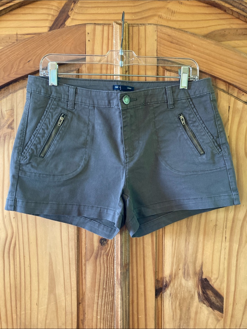 Women’s Gap Stretch gray brown zipper accent shorts size 8